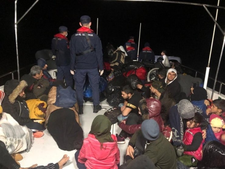 Kuşadası Körfezi’nde 44 göçmen kurtarıldı