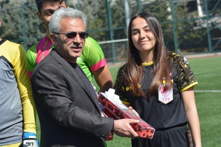 Kadın Hakemlere karanfil