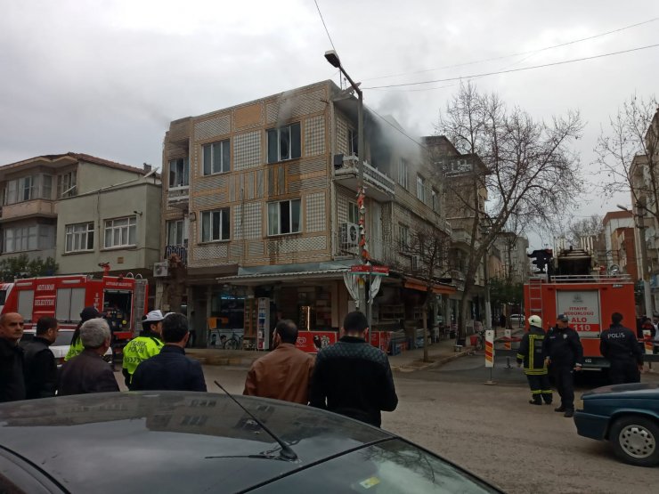 Adıyaman'da ev yangınında dumandan etkilenen baba ve oğlu tedavi altına alındı