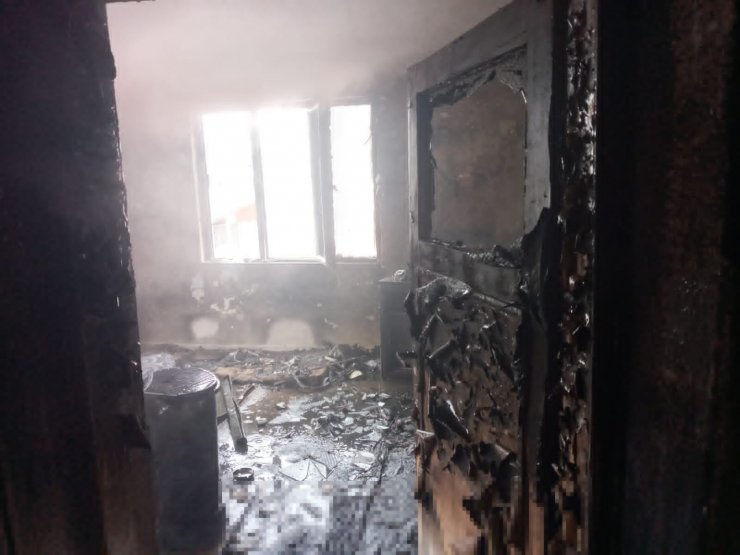 Adıyaman'da ev yangınında dumandan etkilenen baba ve oğlu tedavi altına alındı