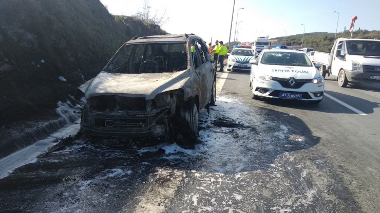 Anadolu Otoyolu'ndaki araç yangını ulaşımı aksattı