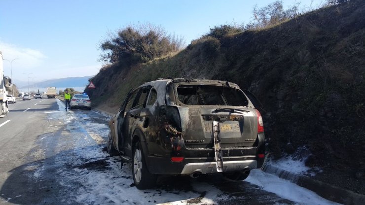 Anadolu Otoyolu'ndaki araç yangını ulaşımı aksattı