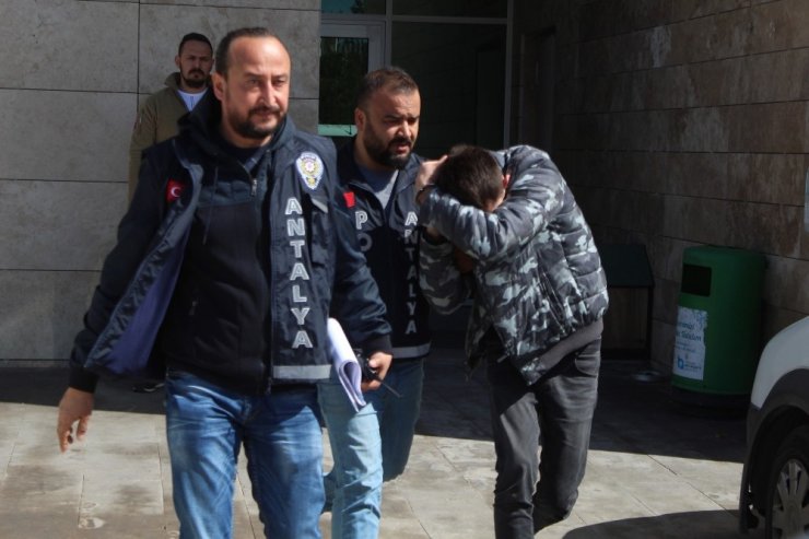 Yolda yürüyen kadına kabusu yaşattı, saklandığı kafede yakalandı
