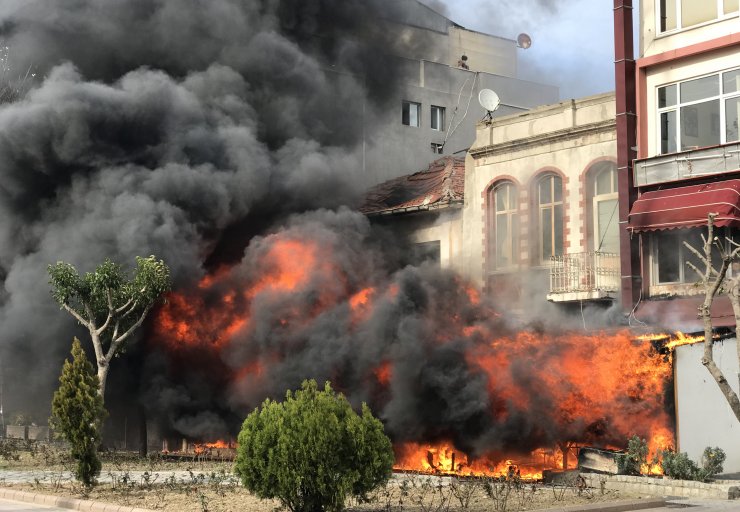 Çanakkale'de iş yeri yangını hasara neden oldu