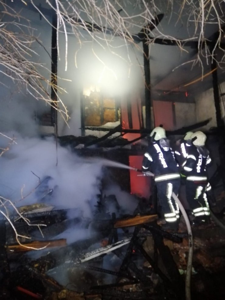 2 katlı kerpiç ev yangında alevlere teslim oldu