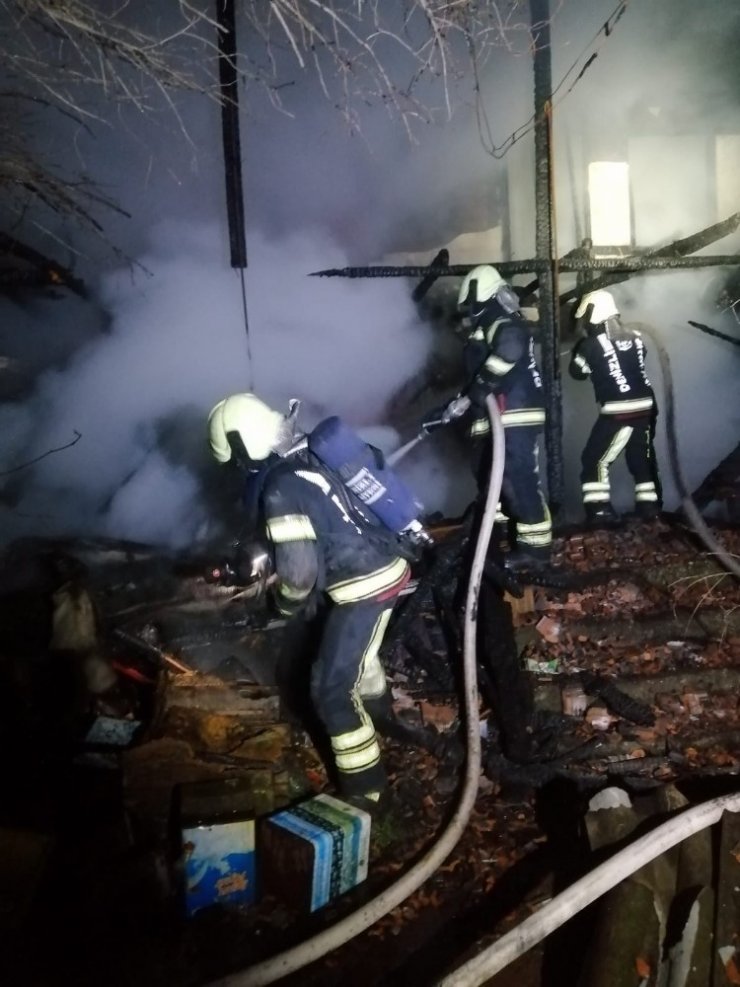 2 katlı kerpiç ev yangında alevlere teslim oldu