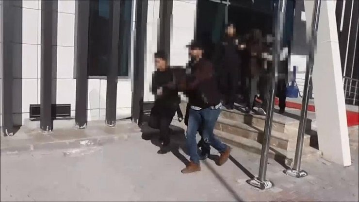 Bismil’de takibe alınan şahıslar 22 kilogram esrar ile yakalandı