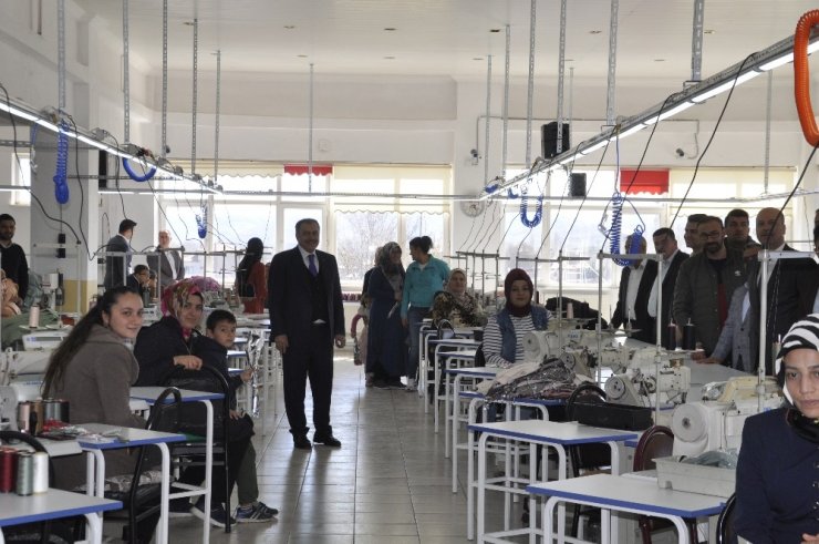 Eski Bakan Eroğlu memleketi Şuhut’ta tekstil atölyesinin açılışına katıldı
