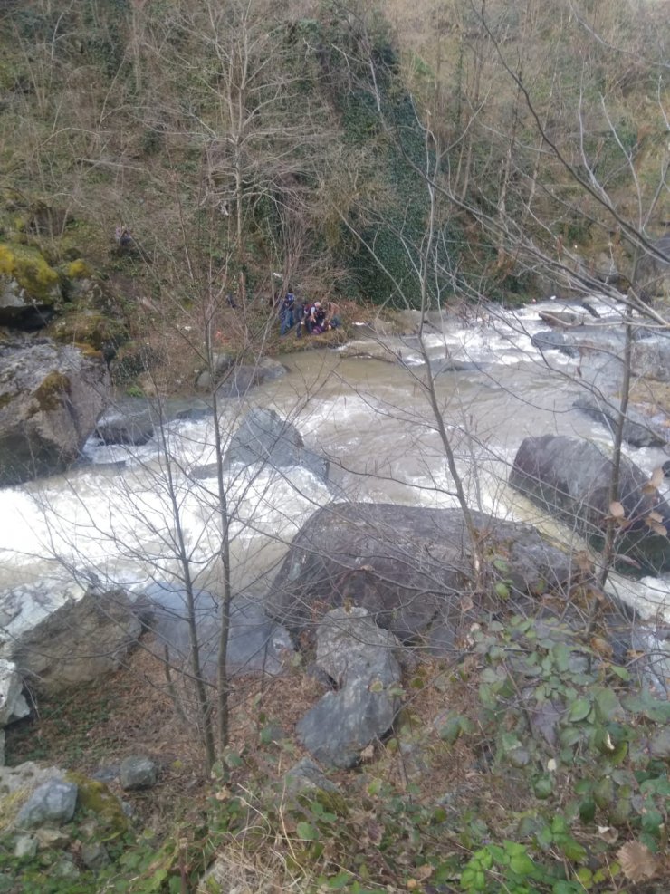 Giresun'da tahta köprüden dereye düşen kadın öldü