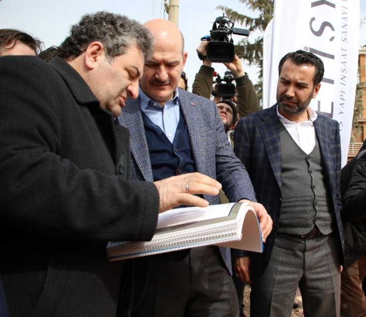 Bakan Soylu, konteyner kentte çocuklarla bir araya geldi