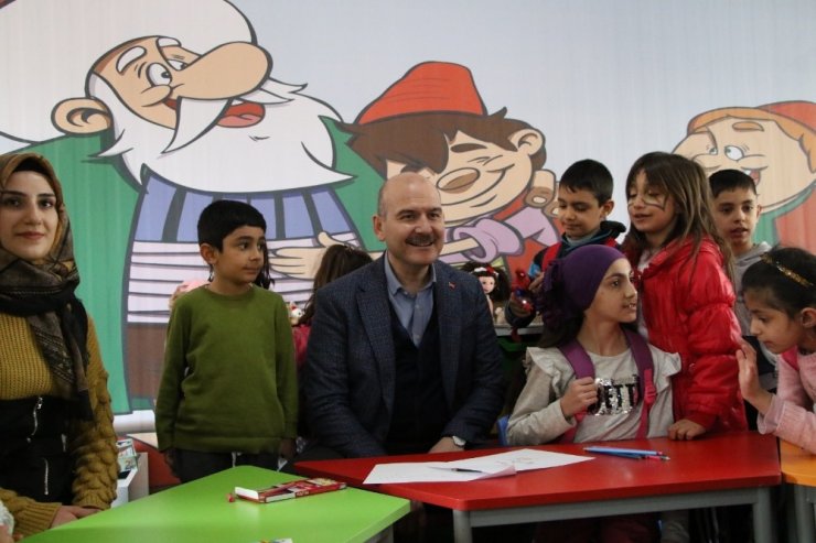 Bakan Soylu, konteyner kentte çocuklarla bir araya geldi