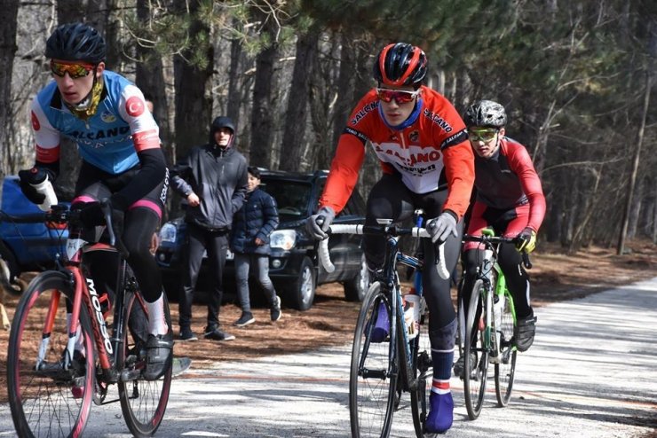 Isparta’daki bisiklet yarışmalarında 80 sporcu pedal çevirdi