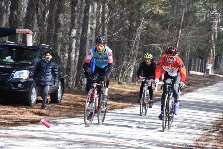 Isparta’daki bisiklet yarışmalarında 80 sporcu pedal çevirdi