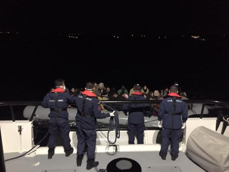 Yunan unsurları tarafından ölüme terk edilen göçmenler sahil güvenlik tarafından kurtarıldı