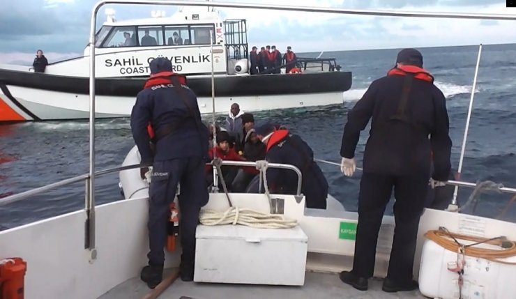 Yunan unsurları tarafından ölüme terk edilen göçmenler sahil güvenlik tarafından kurtarıldı