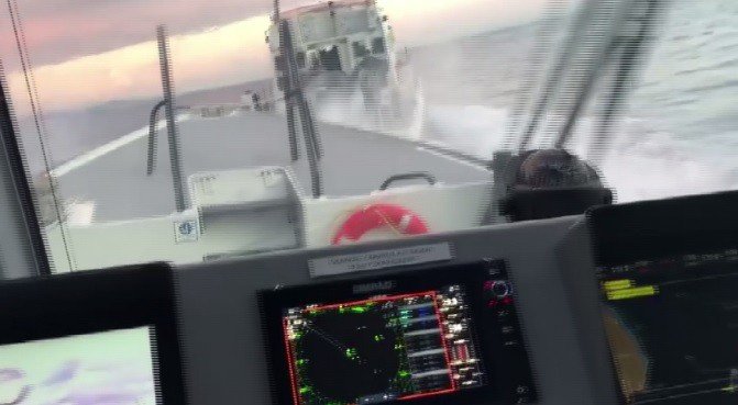 Göçmen botunu batırmak isterken karasularımıza giren Yunan botu böyle kovalandı