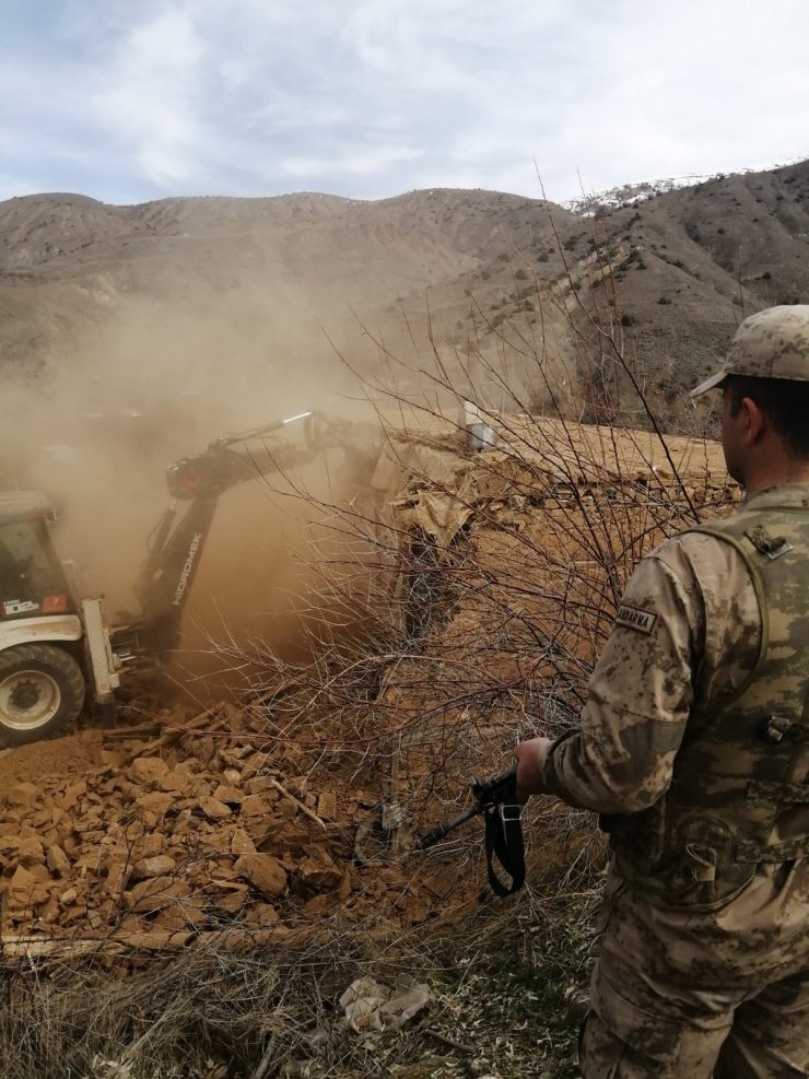 Jandarma Malatya'da depremzedelere desteğini sürdürdü
