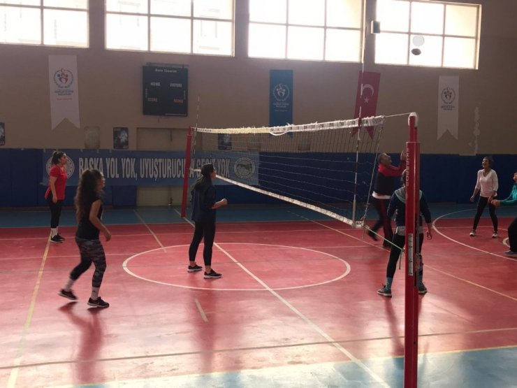 Kars’ta voleybol turnuvasında uyuşturucuya dikkat çekildi