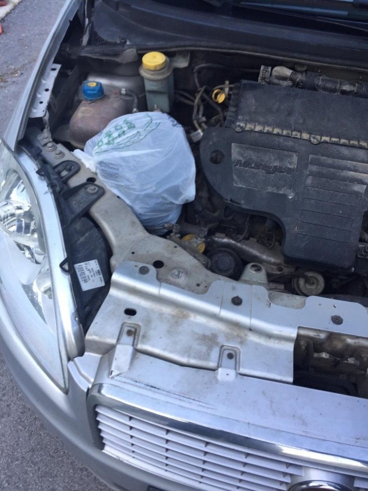 Şüpheli aracın motor kısmından 475 gram uyuşturucu çıktı