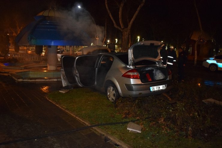 Malatya’da kaza yapan otomobil yandı: 4 yaralı