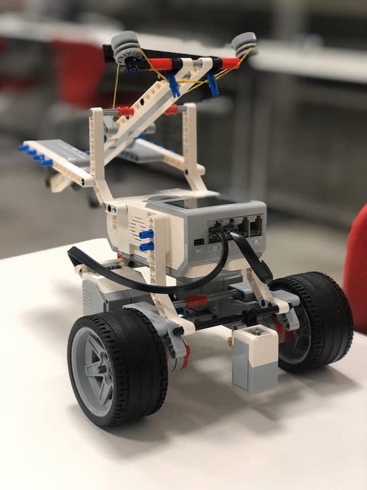 MER Koleji öğrencileri robotik kodlama yarışmalarına hazırlanıyor