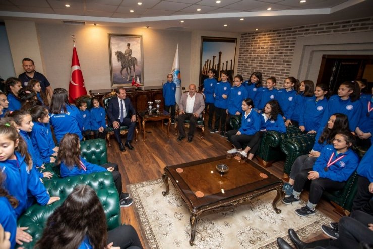 Şampiyon sporcular kupalarını Başkan Seçer’e sundu