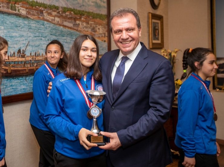 Şampiyon sporcular kupalarını Başkan Seçer’e sundu