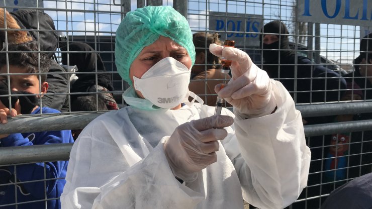 Edirne'deki sığınmacı çocuklara aşı yapılıyor