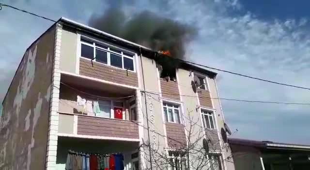 Apartman dairesinin alev alev yandığı anlar kamerada
