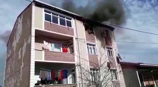 Apartman dairesinin alev alev yandığı anlar kamerada