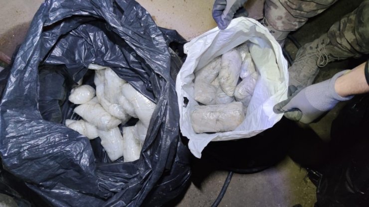 Van’da araç lastiği içerisinde 16 kilo uyuşturucu ele geçirildi