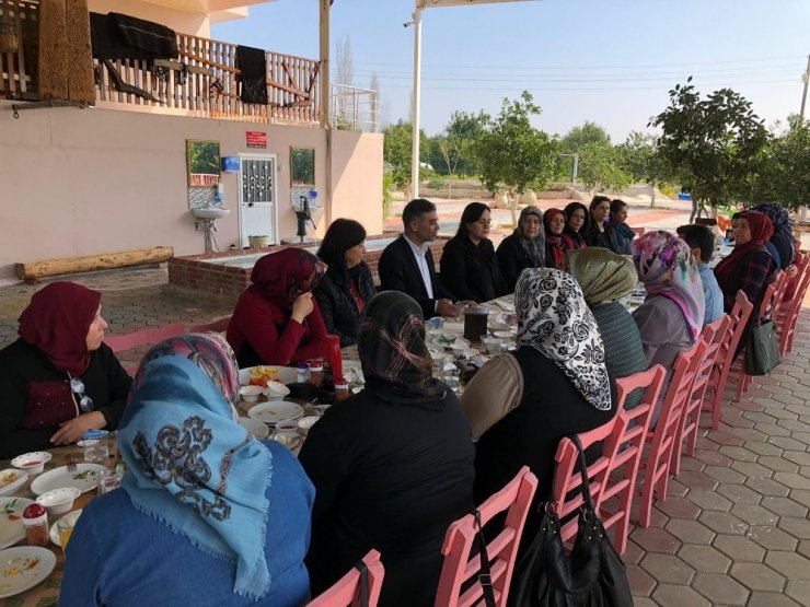 Bilgili kadınlarla kahvaltıda buluştu