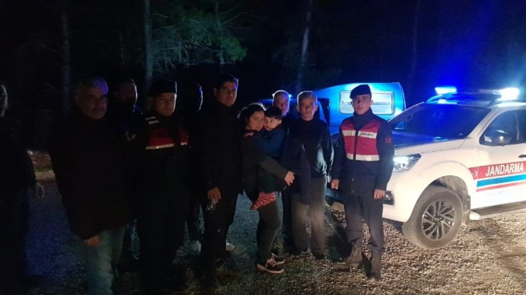 Araçları çamura saplanıp yolunu kaybeden baba oğul kurtarıldı