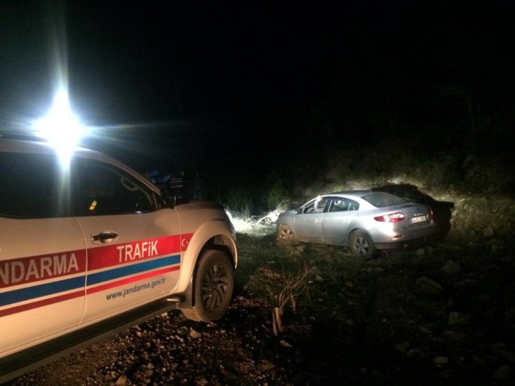 Araçları çamura saplanıp yolunu kaybeden baba oğul kurtarıldı