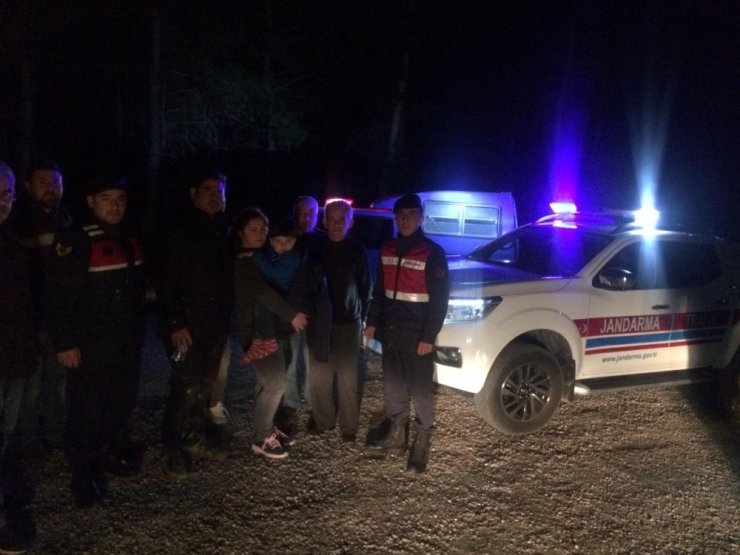 Araçları çamura saplanıp yolunu kaybeden baba oğul kurtarıldı