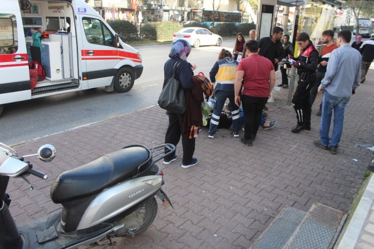 Kaldırımda yürüyen kadına motosiklet çarptı