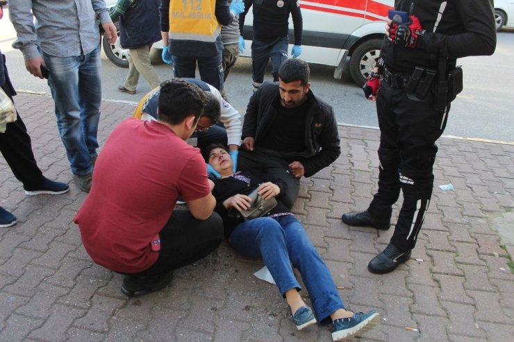 Kaldırımda yürüyen kadına motosiklet çarptı