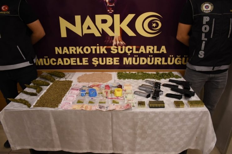 Narkotik operasyonunda “kuyumcu torbacı” kıskıvrak yakalandı