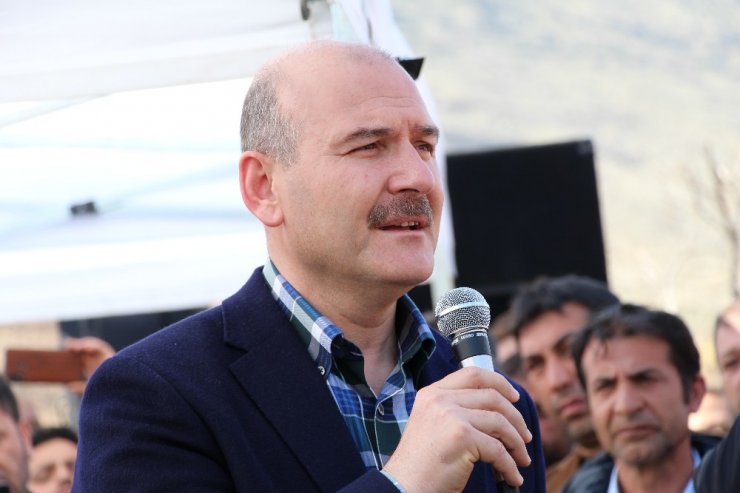 Bakan Soylu husumetli aileleri barıştırmak isterken hayatını kaybeden Ferit Özdemir’in cenazesine katıldı
