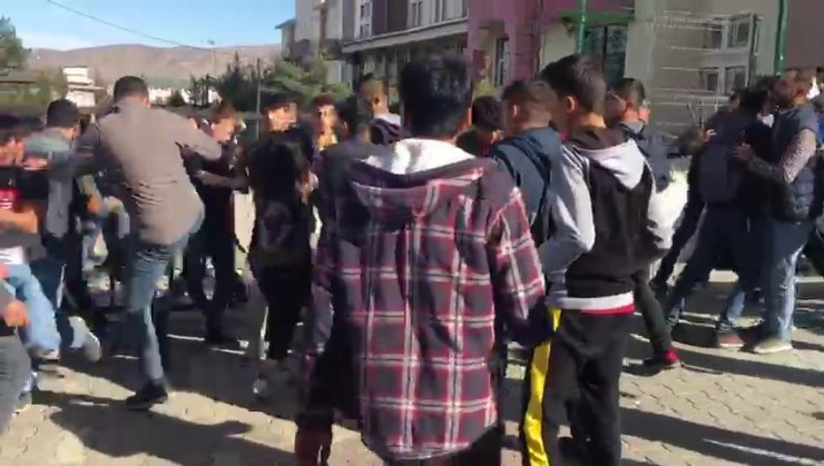 Öğrenciler kavga etti, polis ayırmakta güçlük çekti