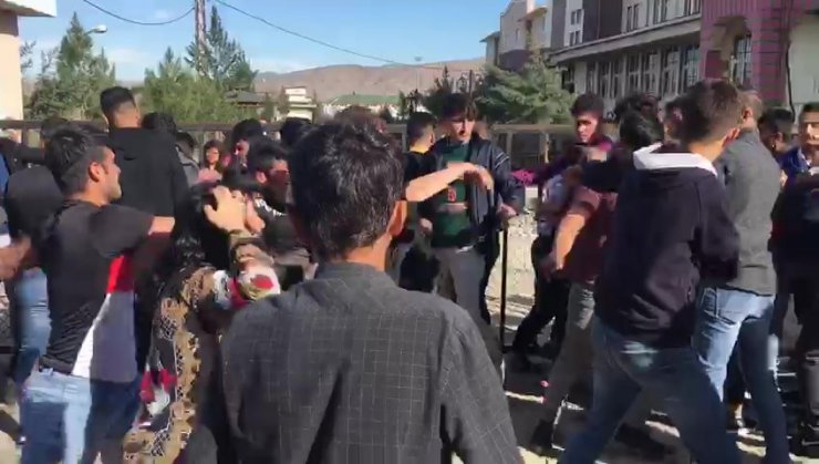 Öğrenciler kavga etti, polis ayırmakta güçlük çekti
