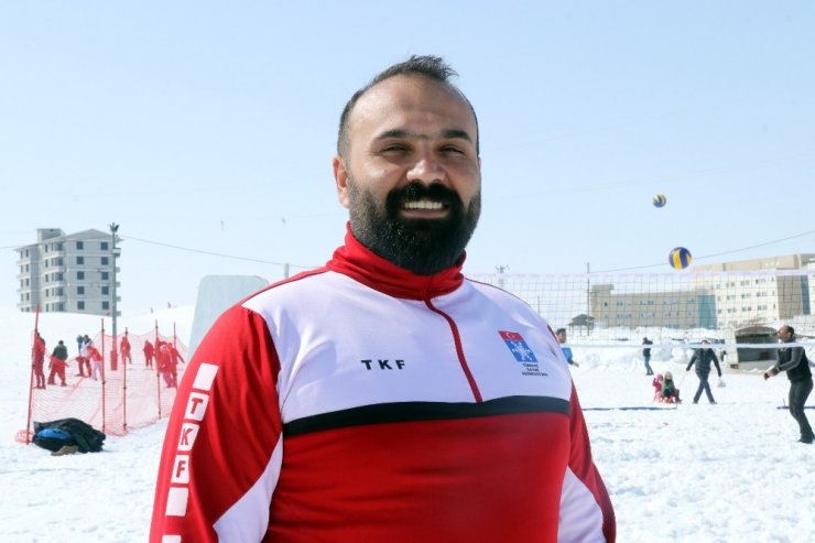 Bitlis’te ilk kez düzenlenen kar voleybolu büyük ilgi gördü