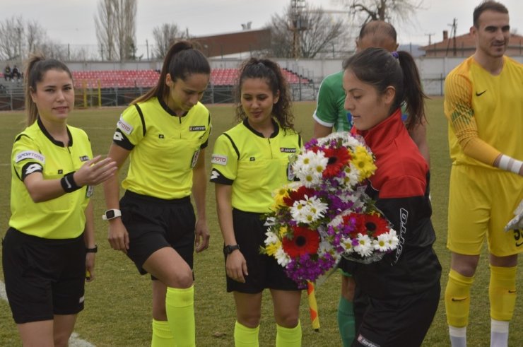 Bölgesel Amatör Lig mücadelesinde sahada kadınlar görev yaptı