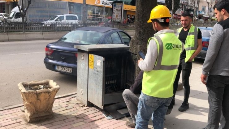 Cadde ortasında yanan elektrik trafosu korkuttu