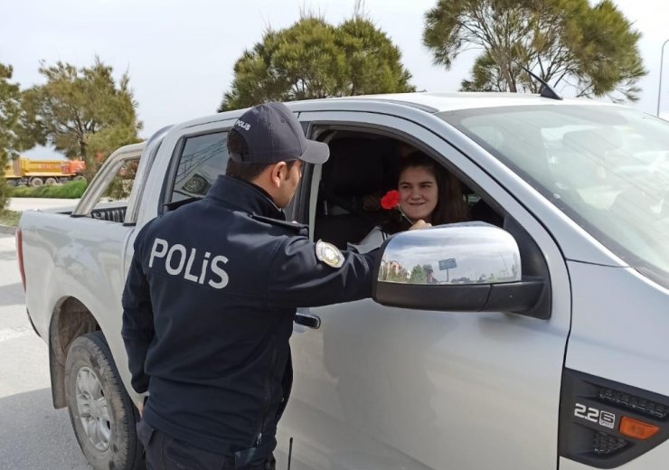 Çeşme polisinden kadınlara çiçek