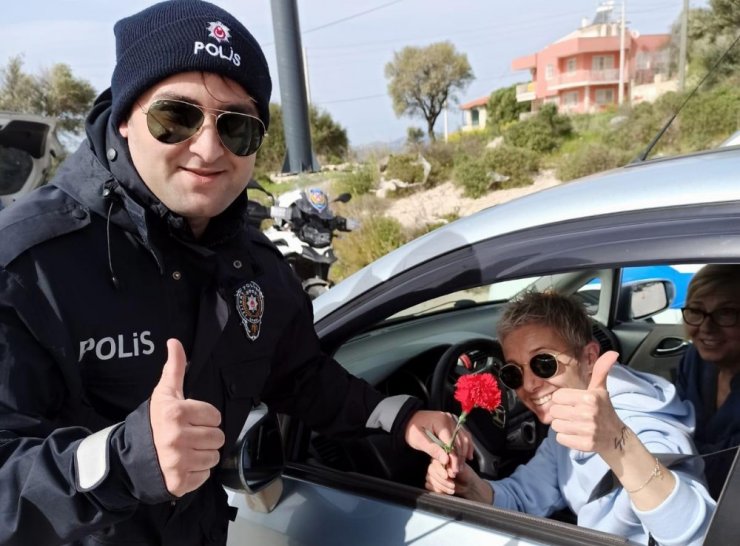 Çeşme polisinden kadınlara çiçek