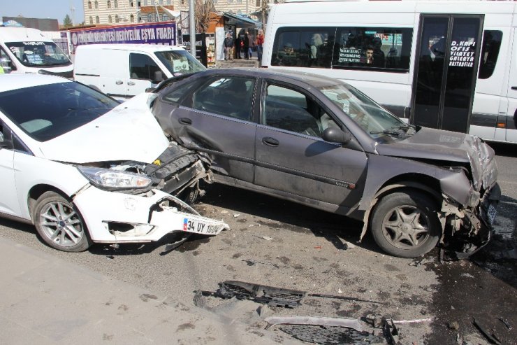 Diyarbakır’da zincirleme trafik kazası: 10 yaralı