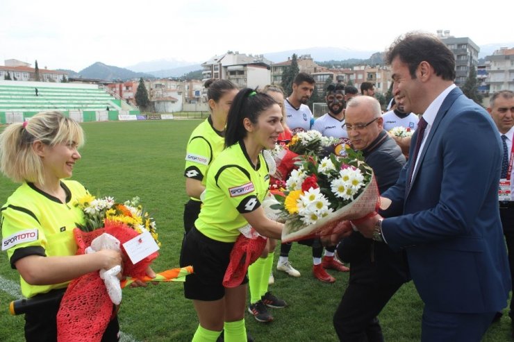 ’Kadınlar Günü’nde maçı kadınlar yönetti