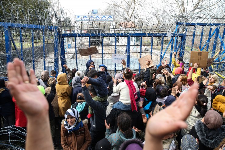 Dünya Kadınlar Günü'nde sığınmacı kadınlardan "kapıları açın" eylemi
