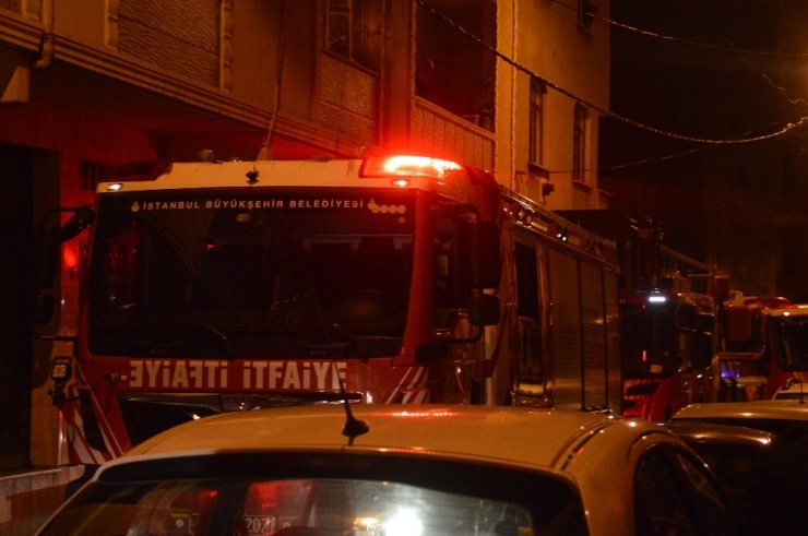 Esenler’de gecekondunun çatısı alev alev yandı